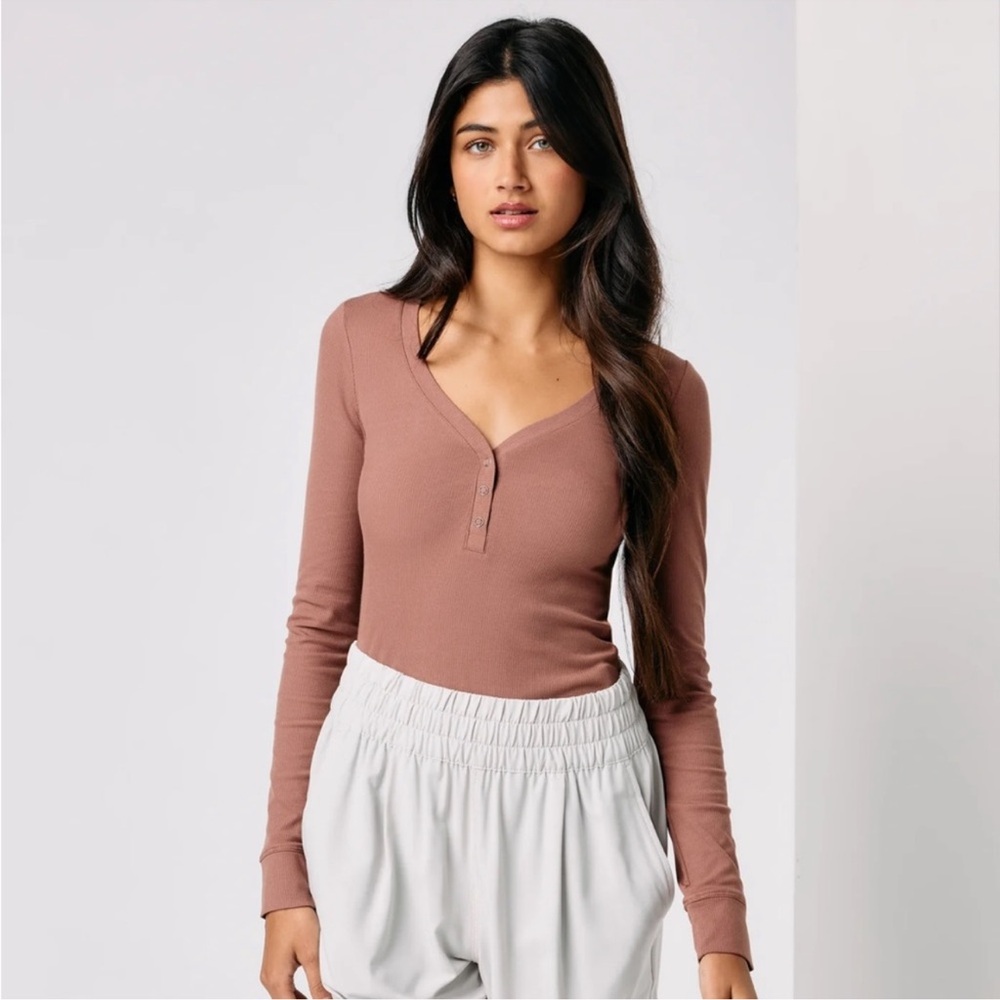 Vuori Long Sleeve Pose Hensley in Terracotta